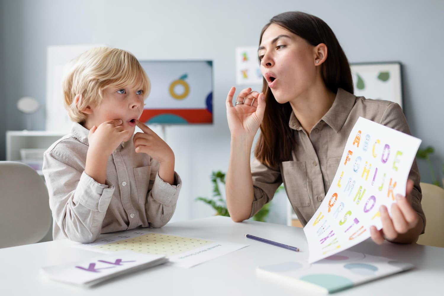 Apraxia da fala: o que é, relação com autismo e importância