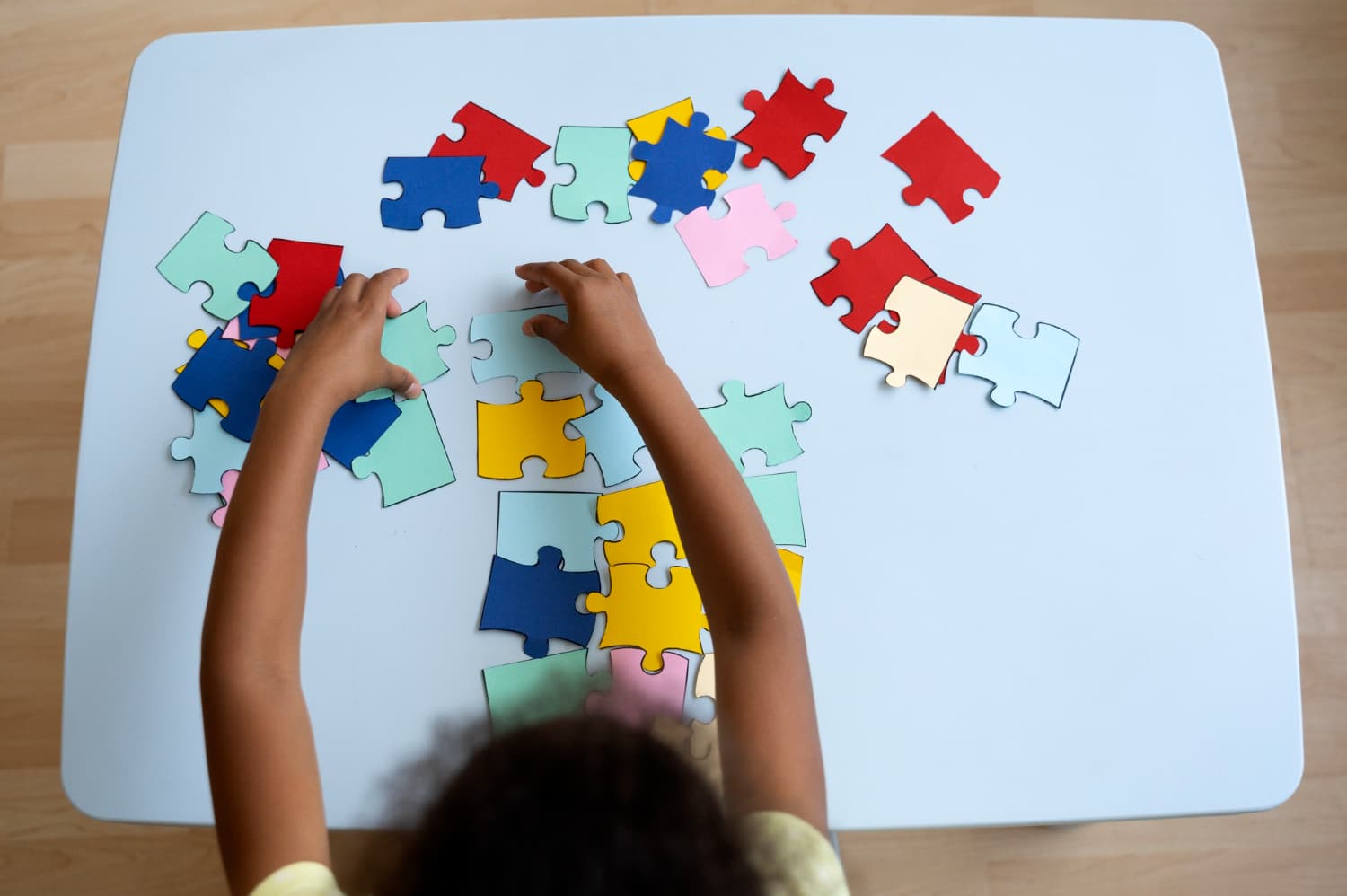Símbolo do autismo: infinito, quebra-cabeça e girassol